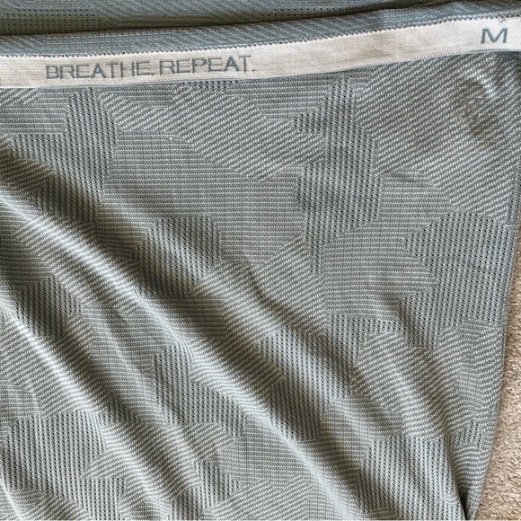 LULULEMON MENS PERFORATED LONG SLEEVE SHIRT SIZE MEDIUM ACTIVE WORKOUT - Picture 4 of 6